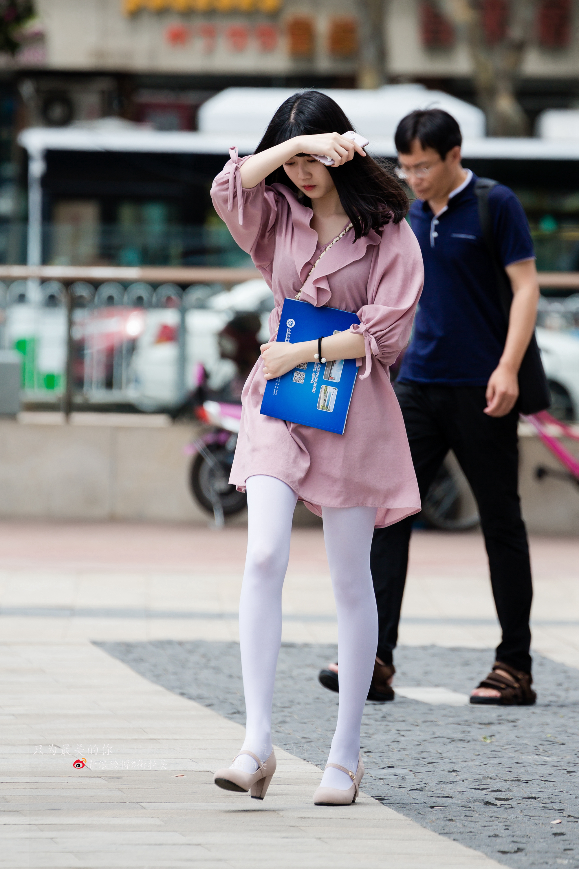藕粉色连衣裙套装，正式的穿搭效果给人强大气场的展现魅力一面
