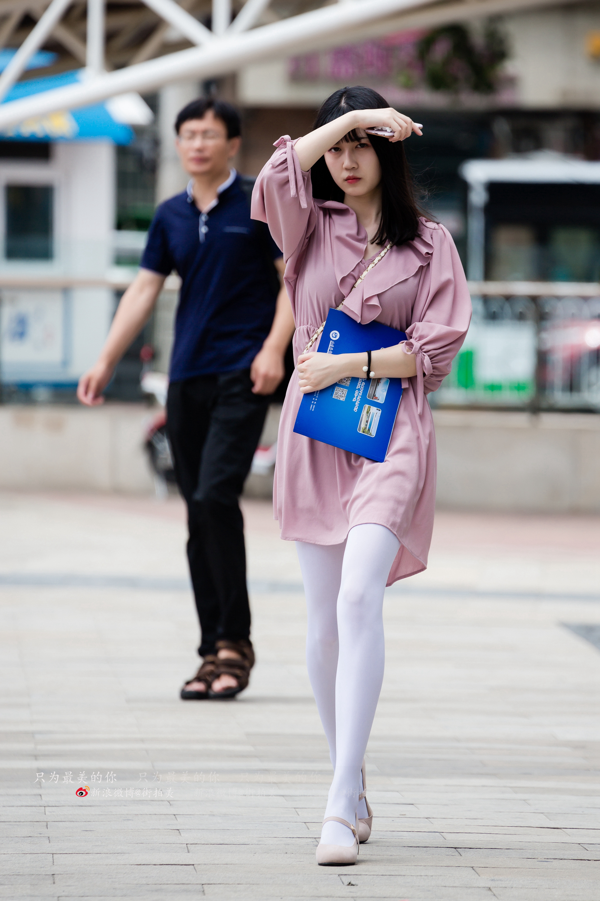 藕粉色连衣裙搭配白色丝袜，别具一格还好看，让我印象深刻！|丝袜|粉色|白色_新浪新闻