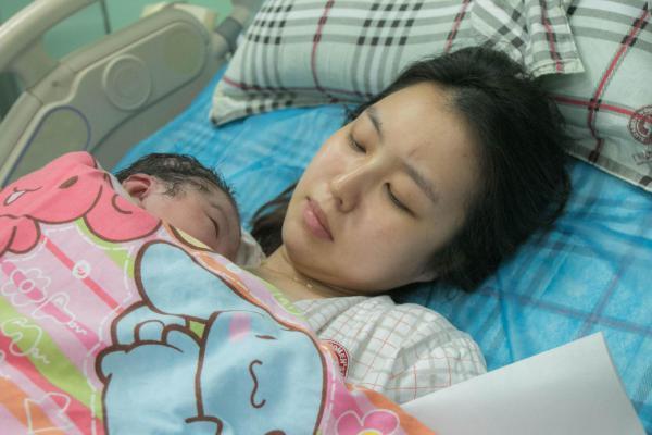 产妇紧急顺转剖,医生找家属签字时,婆婆和老公却"消失不见"了