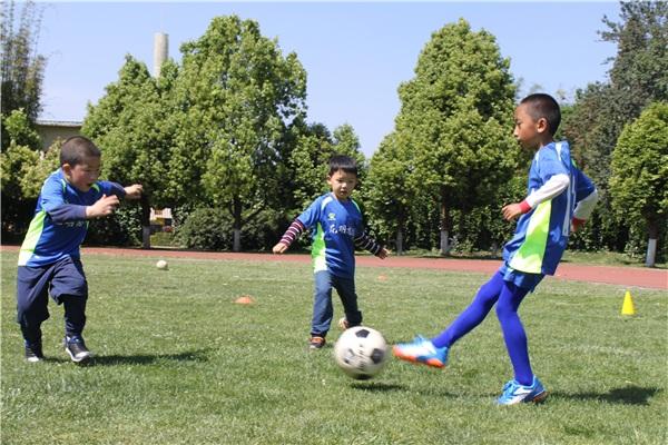 昆明少儿足球训练日志:最大限度地发展孩子的