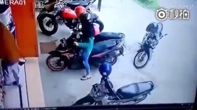 女孩移出电动车的全过程，，，，也是醉了，这以后基本就告别车子了吧   趣...