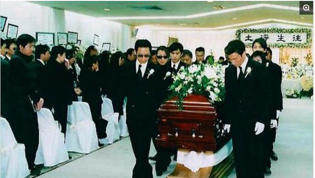 梅艳芳葬礼扶棺的是谁图片