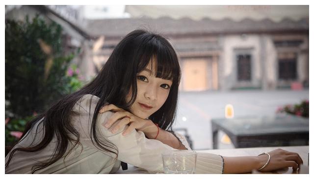 脑筋急转弯:十字架下三个人,打一字,这题难倒一