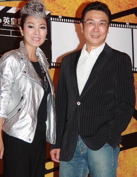 68岁刘松仁全家近照，与小20岁空姐妻子一见钟情，如今仍不用替身