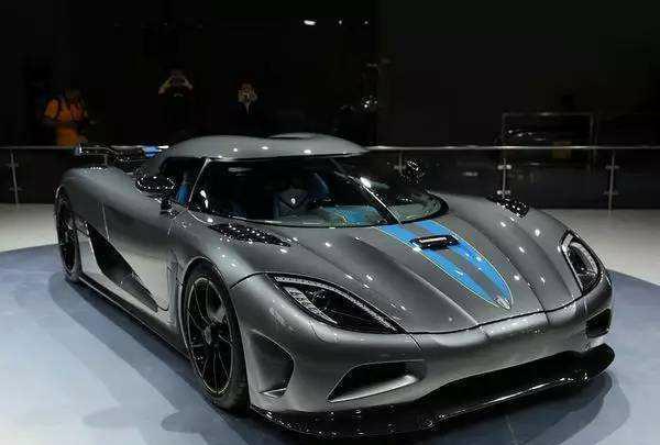 重庆街头发现两千多万柯尼塞格,零头秒杀奔驰宝马,路人围观拍照