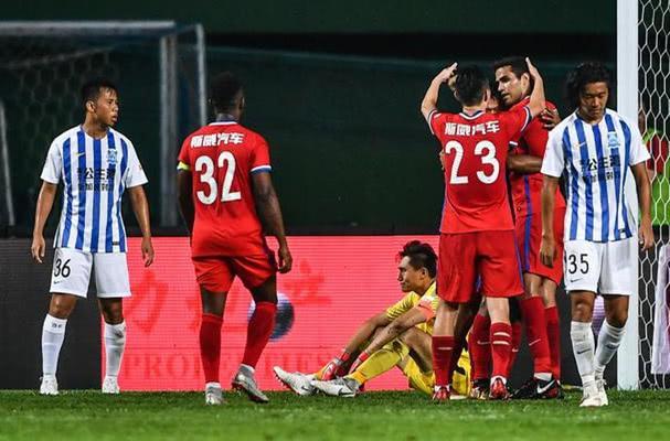 中超又现神级乌龙! 恒大弃将解围踢队友身上进