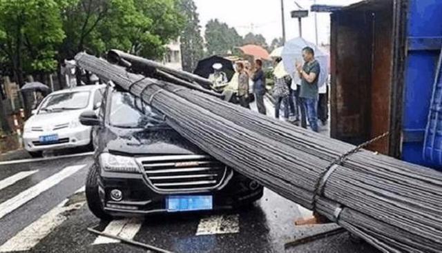 让长城吹破牛皮的车祸, 数吨钢筋压顶车没变形, 交警看到竖起拇指