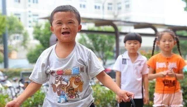 小马云不上学被家人过度消费拍电影