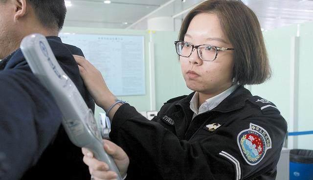 高铁和飞机的安检员为什么都是女性?看完不要