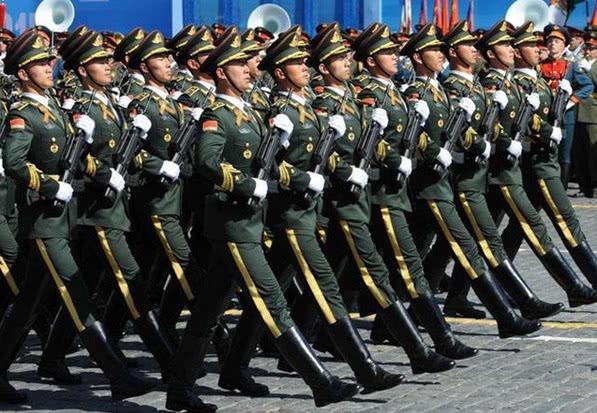 如果在我国的解放军中选拔军人去踢足球,那么