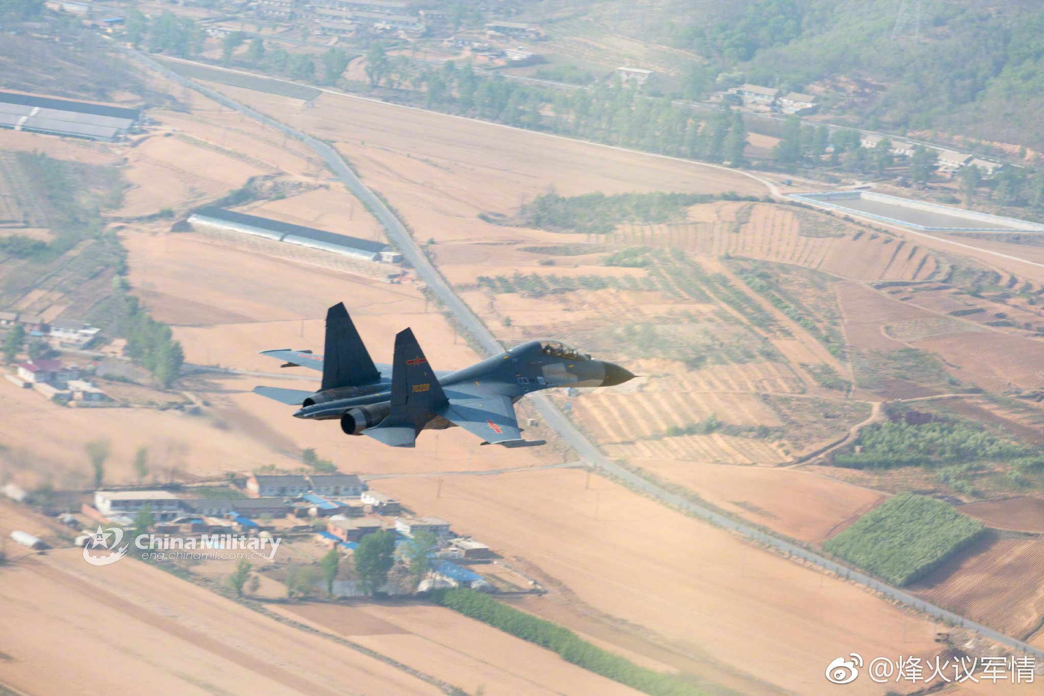 超低空训练的北部战区空军航空兵歼11BS战机