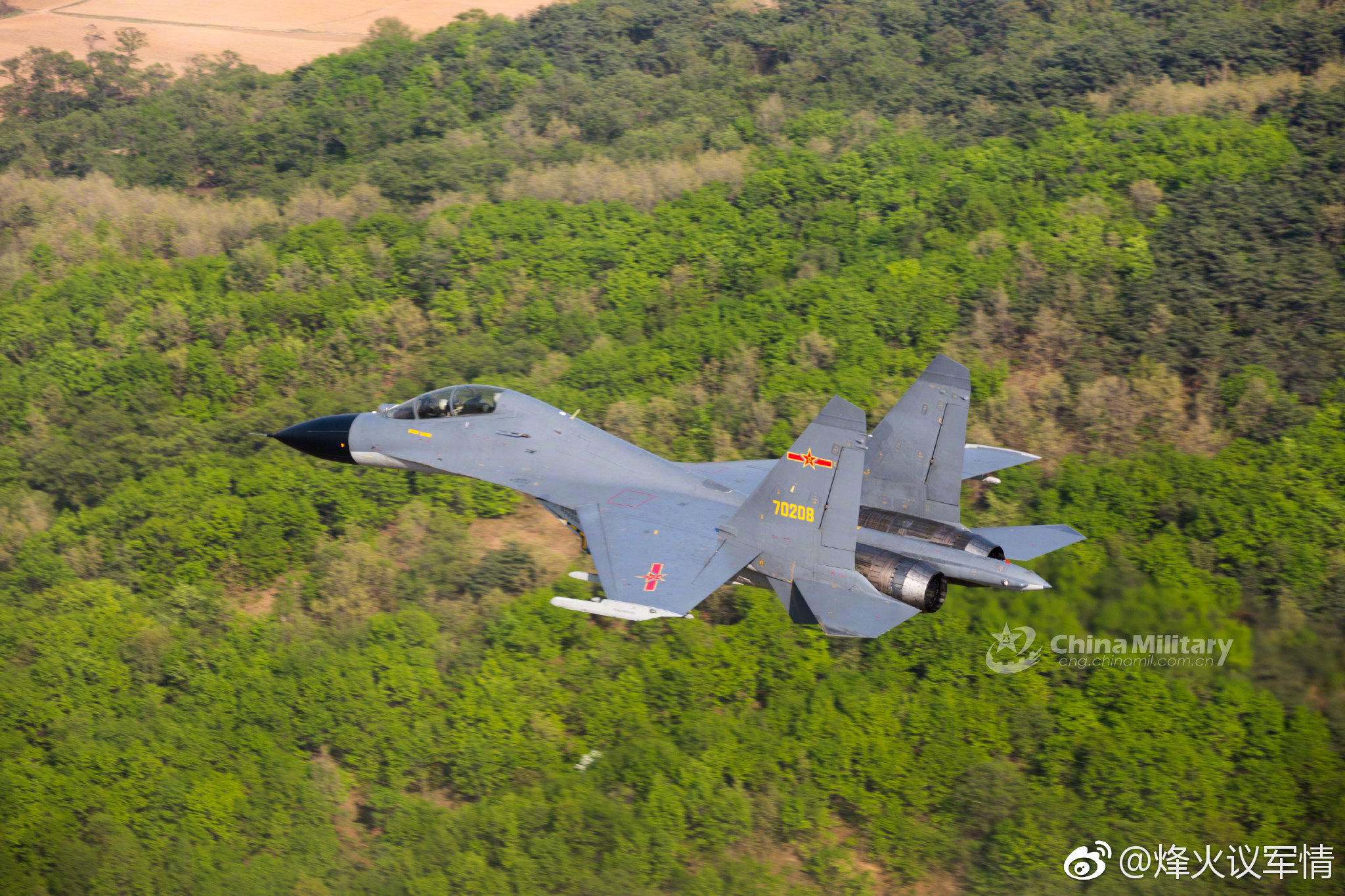 超低空训练的北部战区空军航空兵歼11BS战机