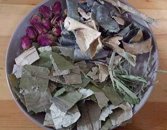 治疗便秘常用1种叶子煮水,轻松拉香蕉便,大肚