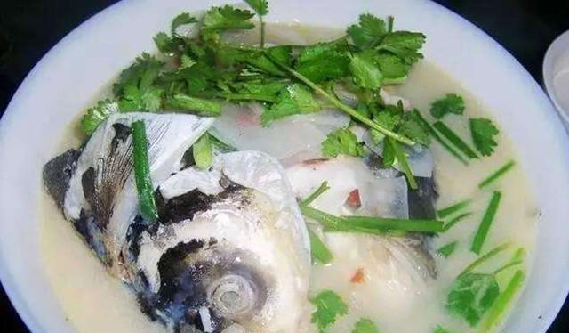 卖鱼大叔吆喝: 五元钱便宜卖了, 男子直接花40