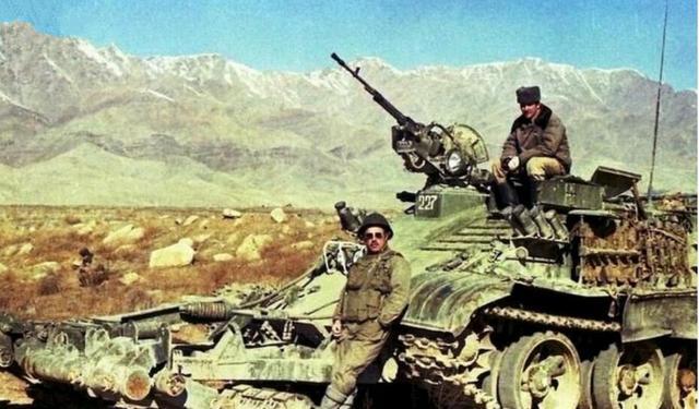 苏联解体,二战后的两极格局正式结束。引发苏