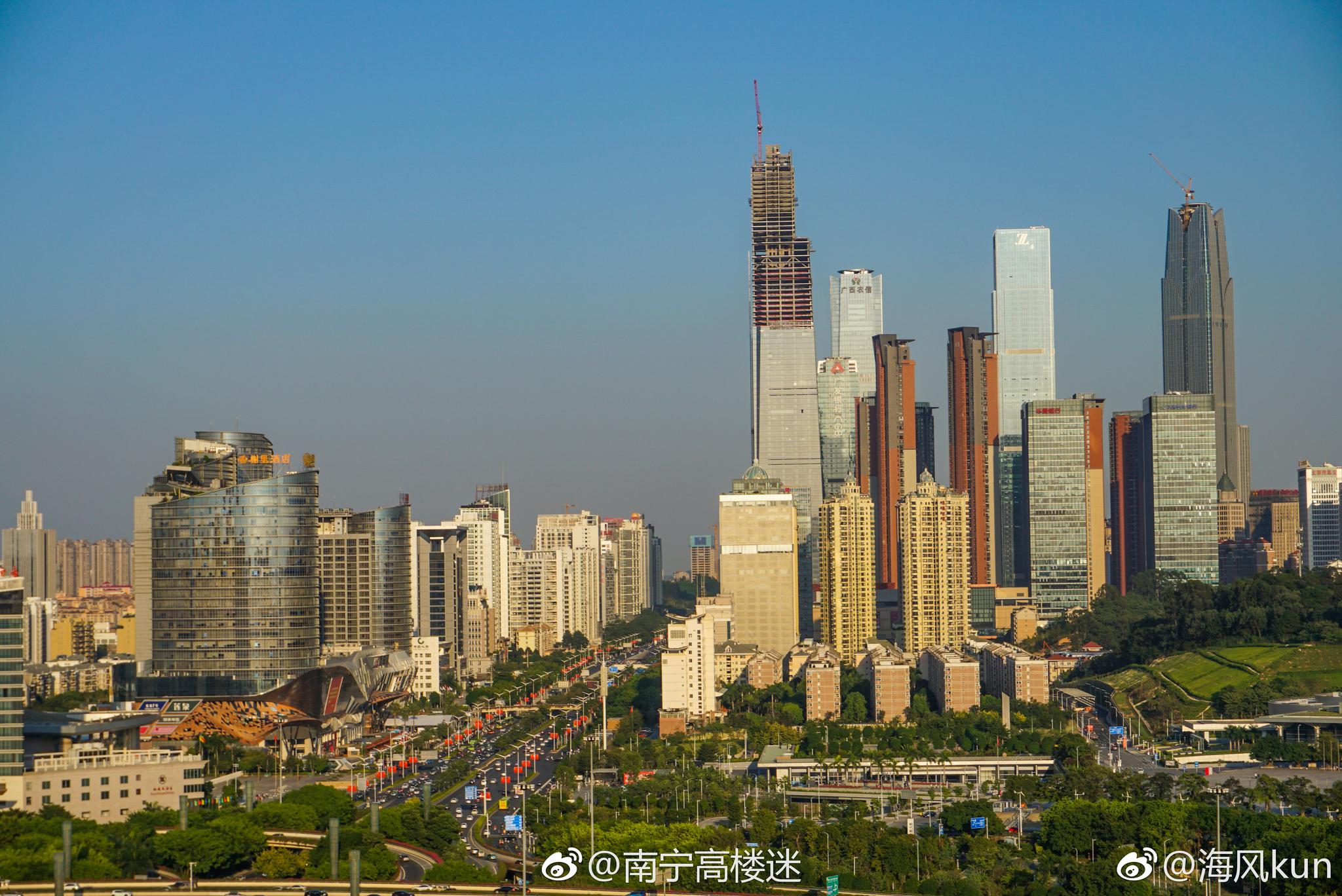 南宁高楼迷# 多角度欣赏东盟商务区高楼群,这样的摩天楼群你觉得好看