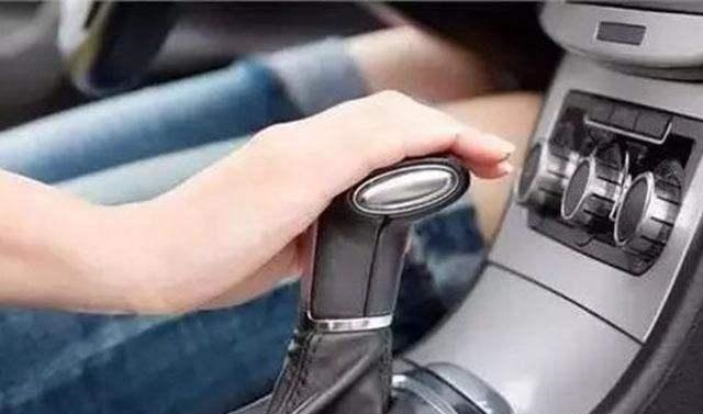 自动挡汽车停车时，应该先拉手刹还是先挂P档再熄火看完秒懂!