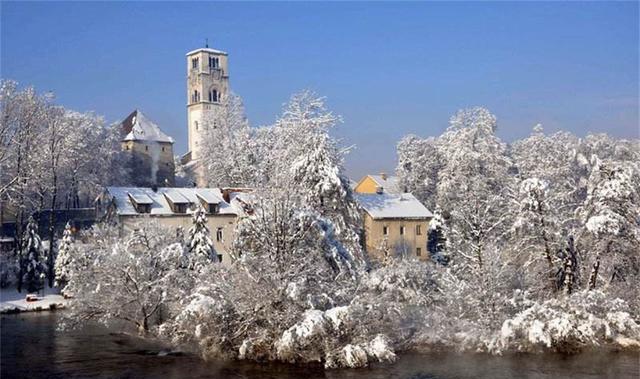 现代版三国鼎立, 一个被分为三个实体的国家