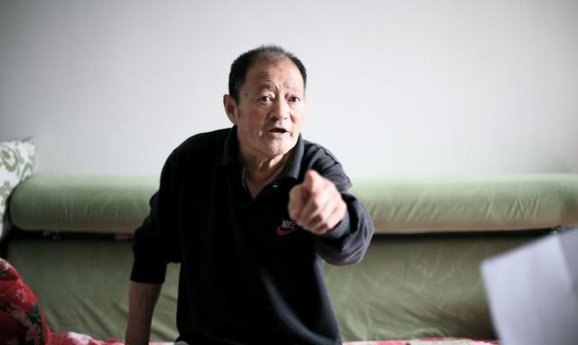 中间的儿子不用养父母, 说: 习俗就是爹由大儿养