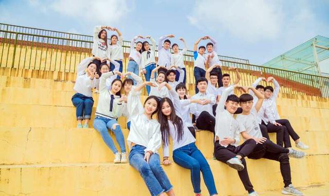 摆造型,大学生的创意合影遐想翩翩