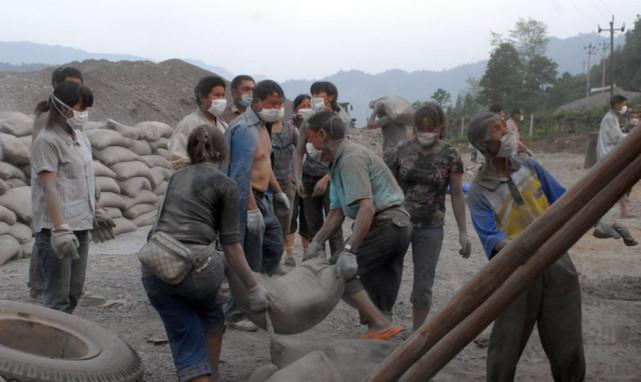 镜头下中国的女工人, 吃苦耐劳, 百斤水泥一肩挑