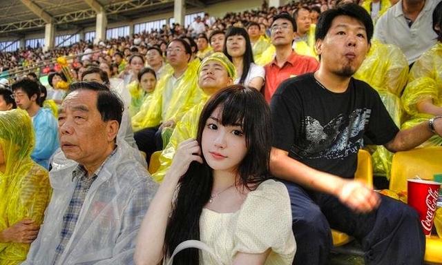 她是功夫中冯小刚的女人，如今大变身后退出娱乐圈相夫教子