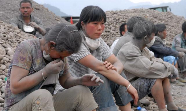 镜头下中国的女工人, 吃苦耐劳, 百斤水泥一肩挑