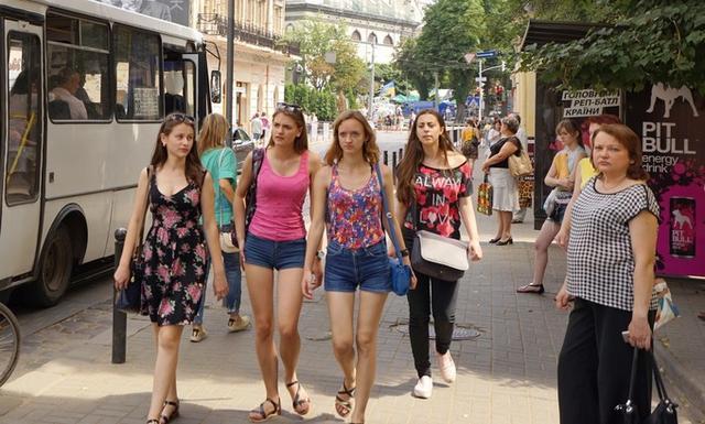 除了在基辅街头看乌克兰美女, 站在这个标志看最多