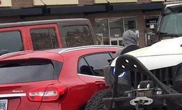 30万奔驰占2个车位, Jeep越野车双夹, 这一幕不