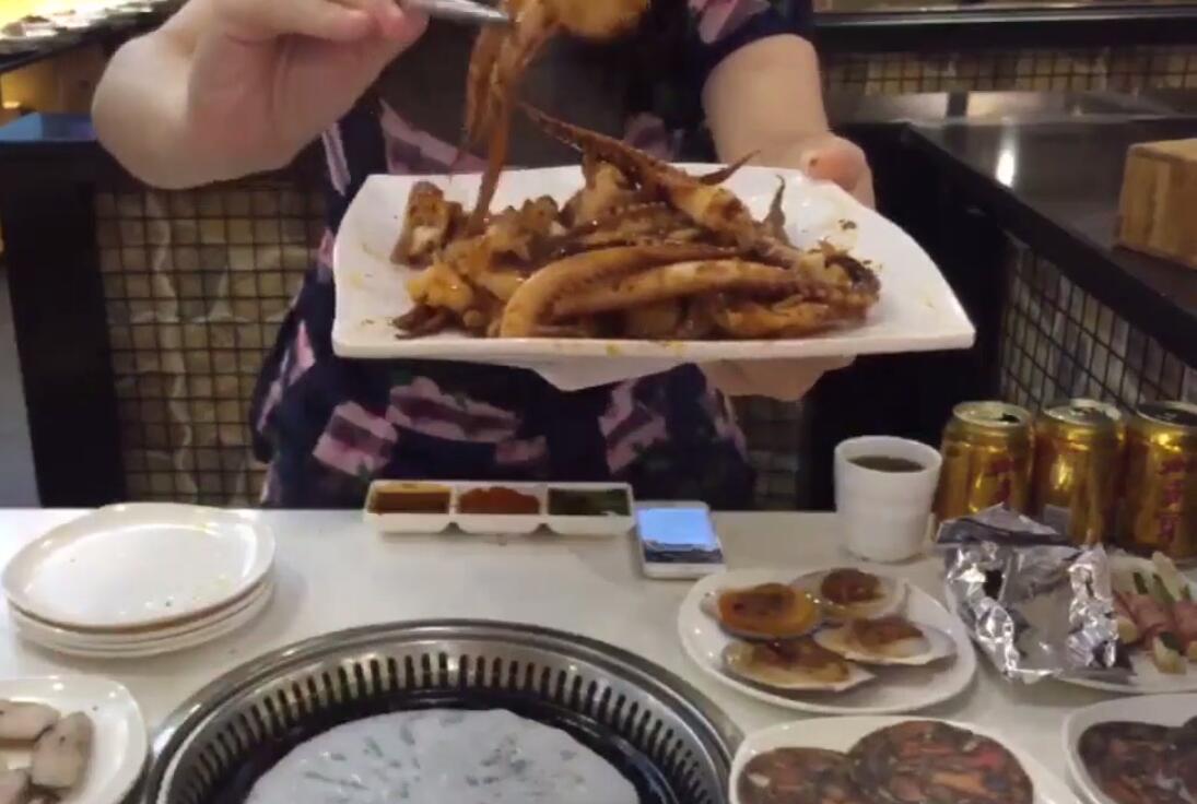 大胃王密子君给蜜粉复仇,怒吃30盘自助烤肉,老