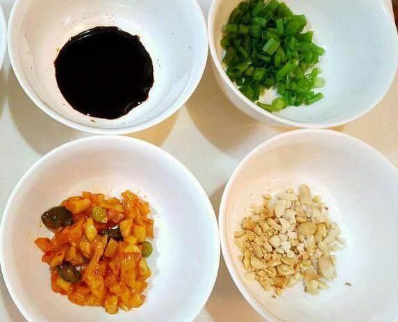 揭秘武汉热干面的调料配方，趁热拌均吃，保你百吃不厌！