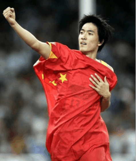 苏炳添在亚运会领奖时披国旗跃上领奖台,这是