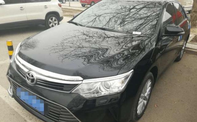 偶遇15款丰田凯美瑞，外观内饰九成新，6折提走值不值？