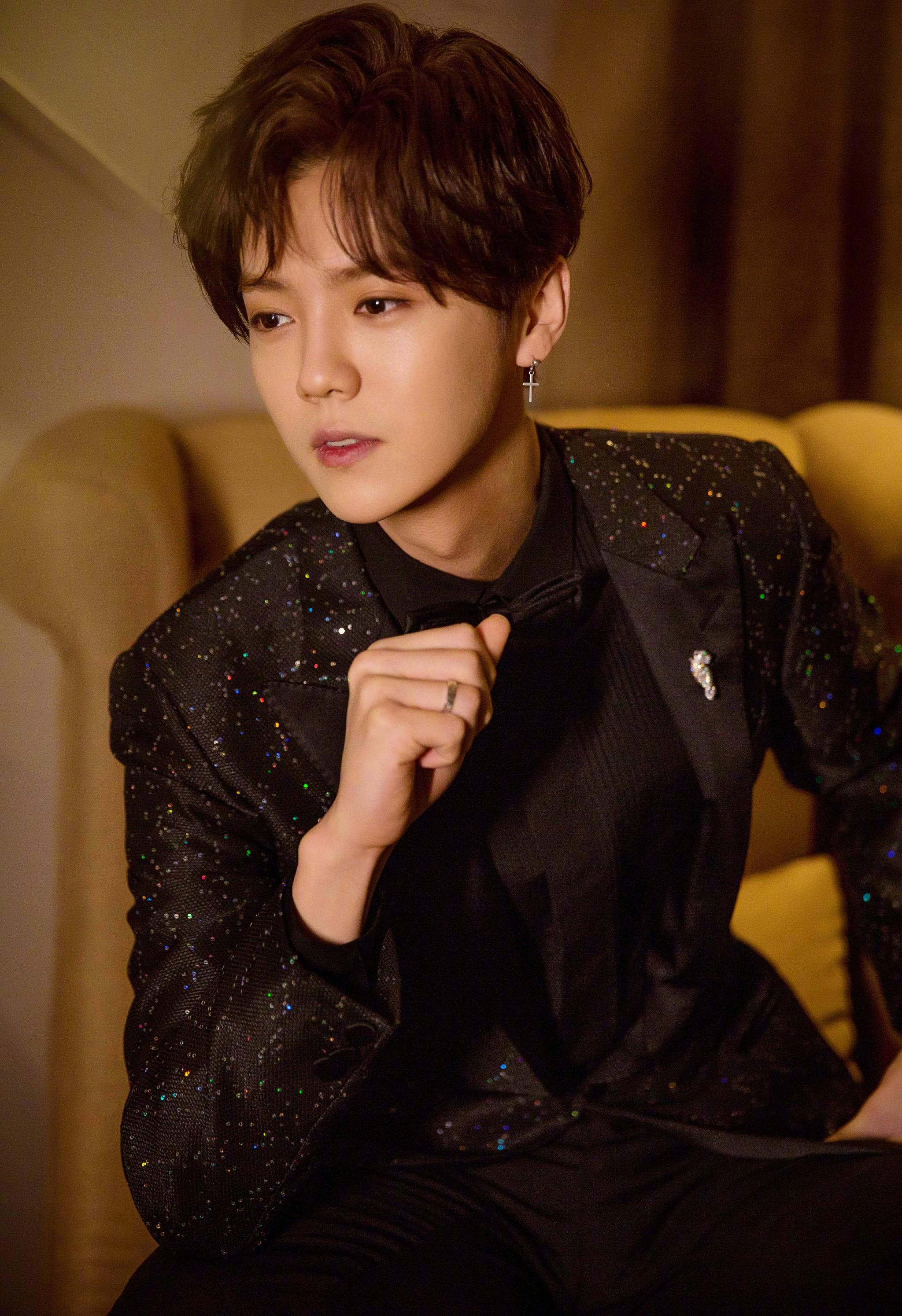 鹿晗图片2019最新图片,鹿晗图片2020最新图片 鹿晗身着lanvin 2019早春系列黑色亮片西服套装