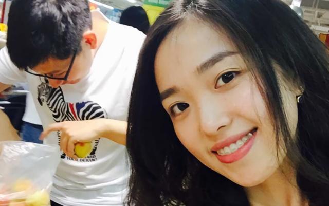 菲律宾华侨回国探亲,到超市买了一盒月饼,结账