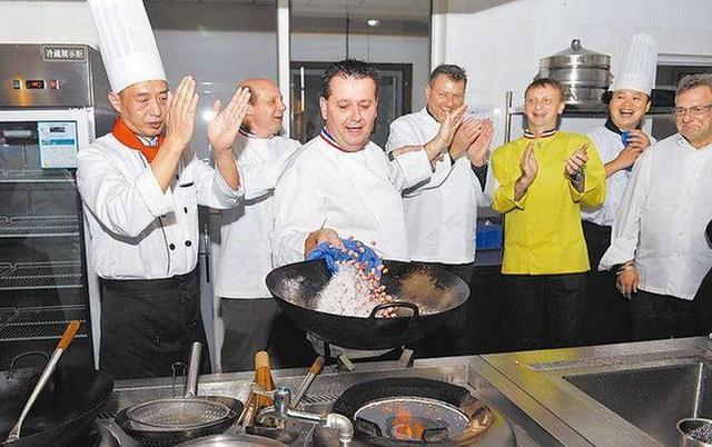 外国人称:中国太落后,居然还在用明火炒菜,国
