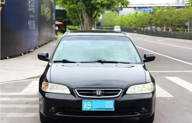 1万块钱买辆雅阁，清理内饰后截然不同！