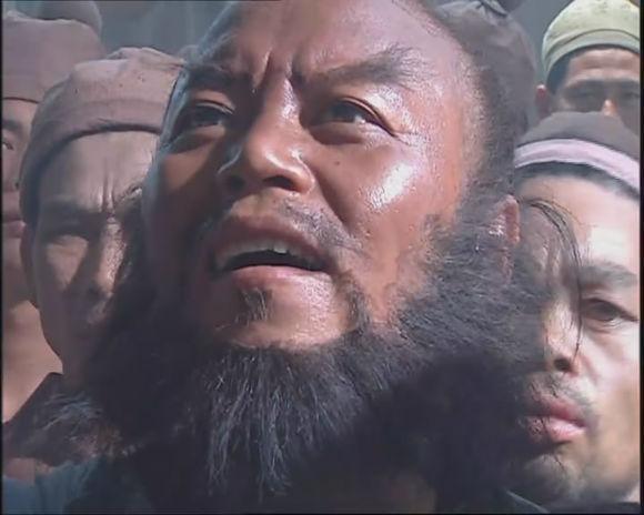 照理说母亲这样的死法,正常人的正常反应应该是悲愤,而看看我们的铁牛哥哥是如何反应的: 李逵心里忖道:我从梁山泊归来,特为老娘来取他,千辛万苦,背到这里,却把来与你吃了。那鸟大虫拖着这条人腿,不是我娘的是谁的?心头火起,赤黄须竖立起来,将手中朴刀挺起来,搠那两个小虎。