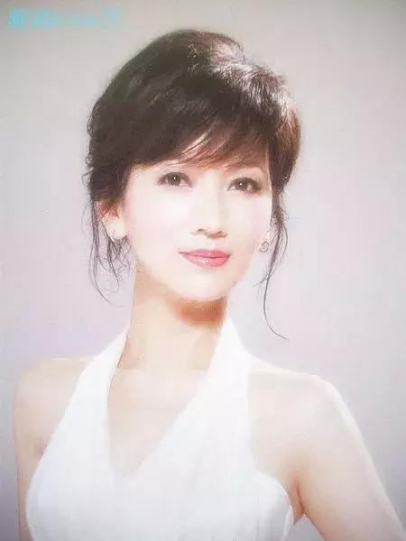 27岁赵雅芝才是top级别的美貌,顶个"海草"刘海也能娇俏可人