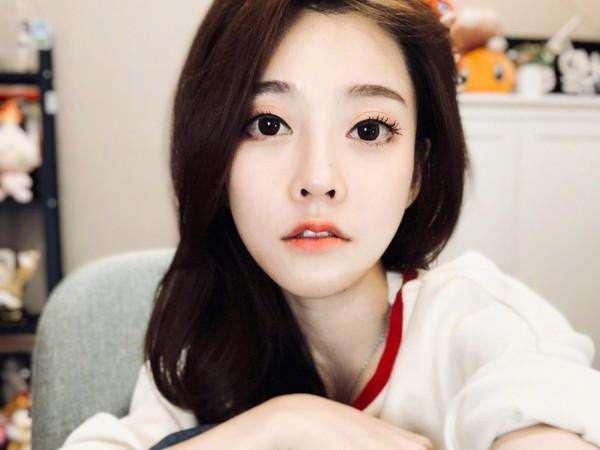 冯提莫现身机场!网友:赚一线明星的钱,过十八线