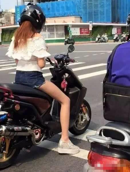 妹子,你这大长腿不适合开电动车,来坐我的车吧