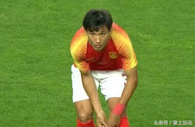 国足停球帝又演笑话让里皮难堪 球迷质疑他靠