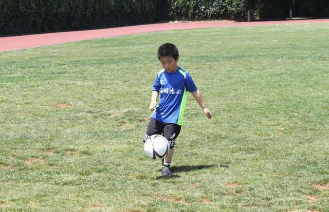昆明少儿足球训练日志:控球的魅力在于自由和