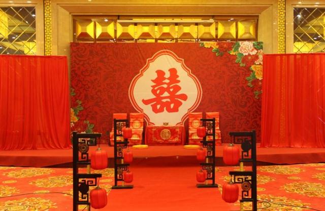 母总痛哭他推开,觉得不对劲跑回家,不让门回家girlsday表情包图片