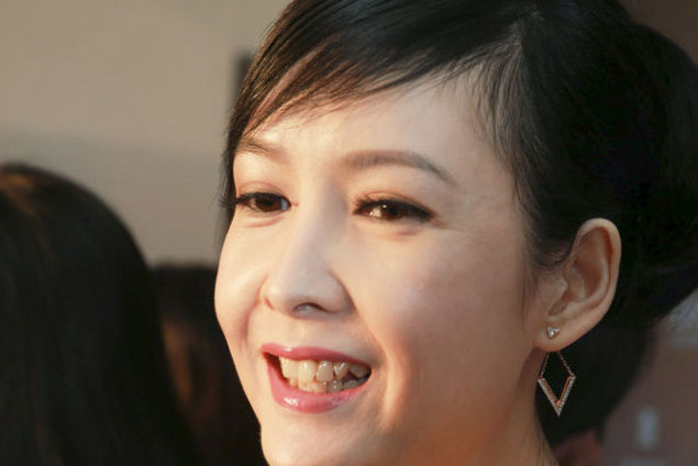 美女，张口一笑露黄牙却大煞风景!