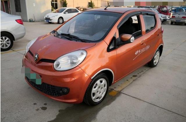 花1个月工资8800元买辆奔奔MINI代步。车主:停车方便,有空就钻