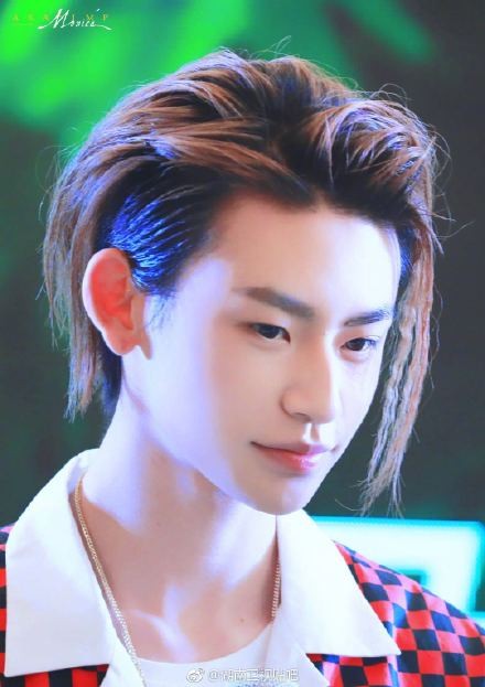 小鬼王琳凯武汉出席品牌活动 造型太帅太撩人!