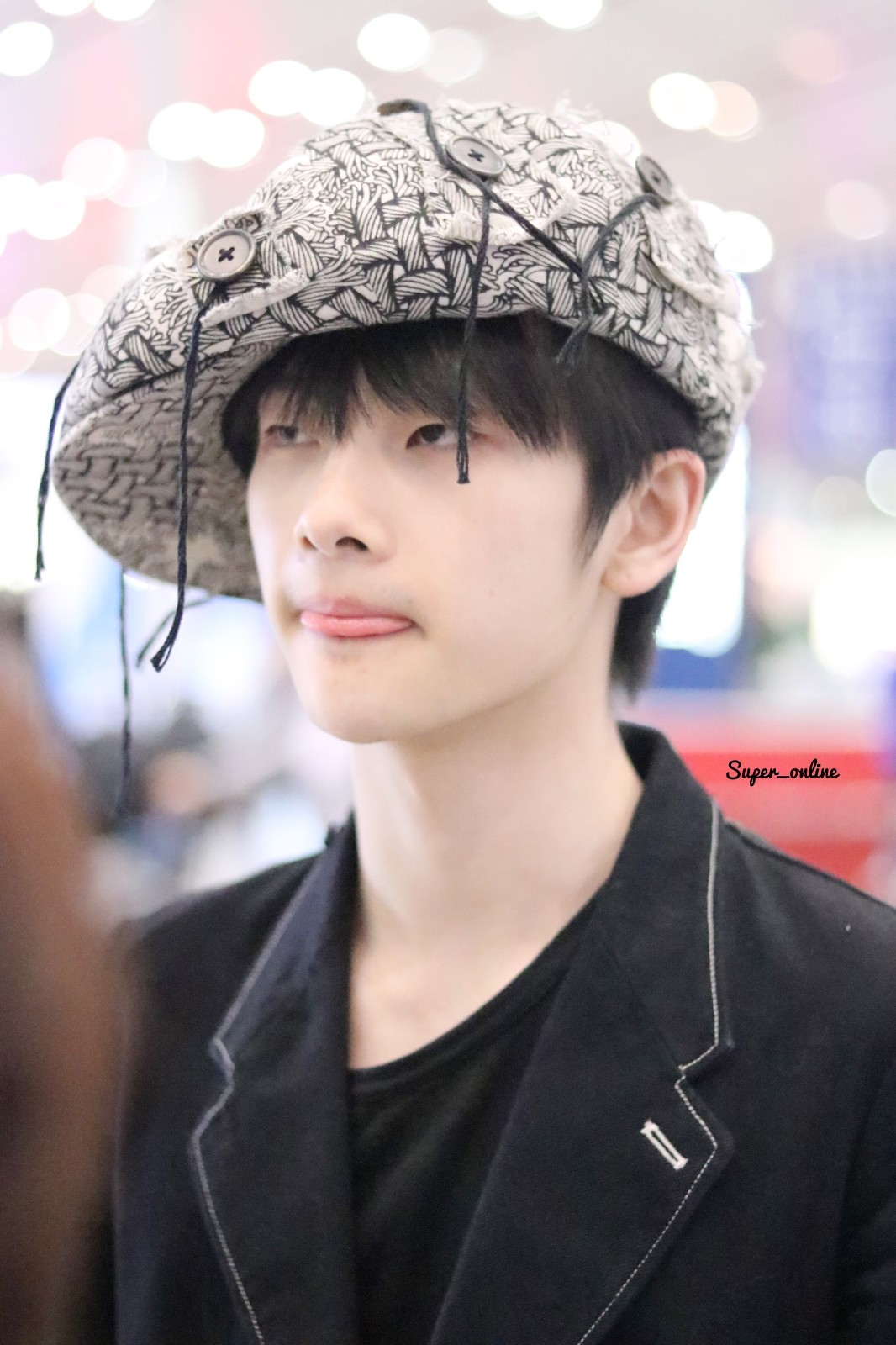 马伯骞震周震南现身机场 戴着一个非常独特的流苏帽子十分显眼