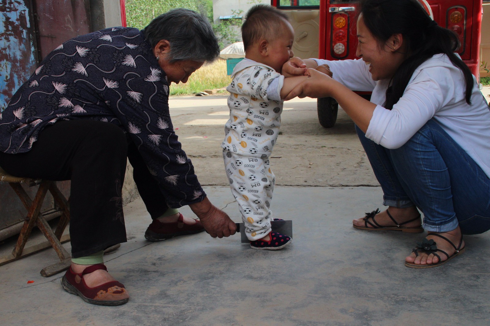 孩子学走路时,农村老人说要往两脚之间剁三刀