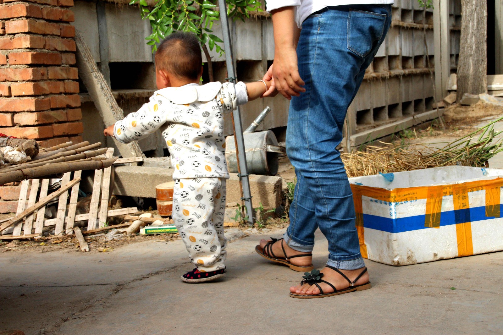 孩子学走路时,农村老人说要往两脚之间剁三刀